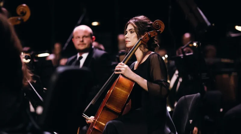 إلهام المرزوقي أول عازفة تشيللو محترفة في الإمارات