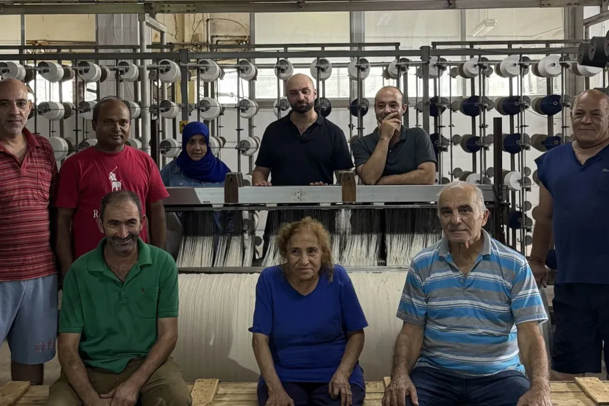 “Qamīs”… معرض يستعيد ذاكرة النسيج من قلب آخر مصنع في لبنان