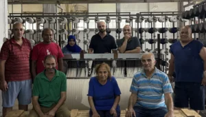 “Qamīs”… معرض يستعيد ذاكرة النسيج من قلب آخر مصنع في لبنان