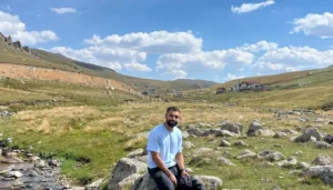 جلس عليها لدقائق… “صخرة محمد صلاح” تتحول إلى وجهة شهيرة في طرابزون