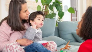 تأخر نطق الطفل يعود للأهل أحياناً… ما السبب؟