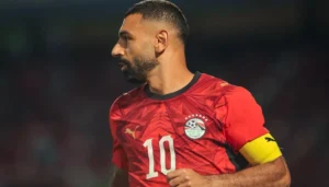 علامات التعجب على وجهه… محمد صلاح يبدي استغرابه من قرار حسام حسن