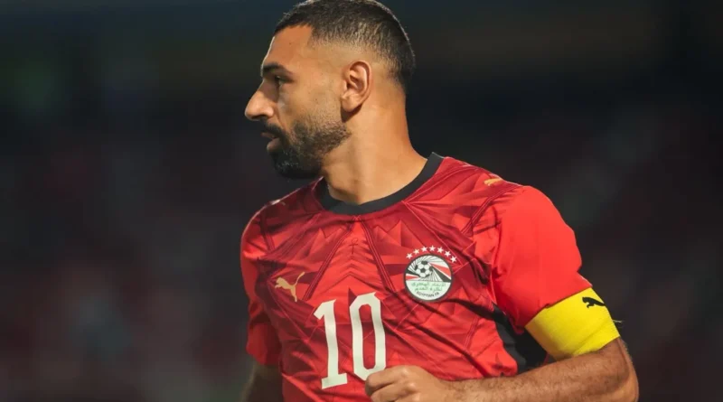 علامات التعجب على وجهه… محمد صلاح يبدي استغرابه من قرار حسام حسن