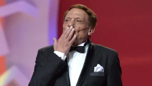 الكشف عن توبيخ عادل إمام لأحد المخرجين بسبب إهانته ممثلاً مغموراً