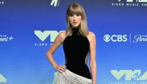 تايلور سويفت تتألق بالأسود والفضّي من توقيع تمارا رالف