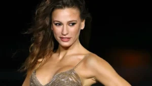 مشية سيريناي ساريكايا العفوية في باريس تشعل مواقع التواصل (فيديو)