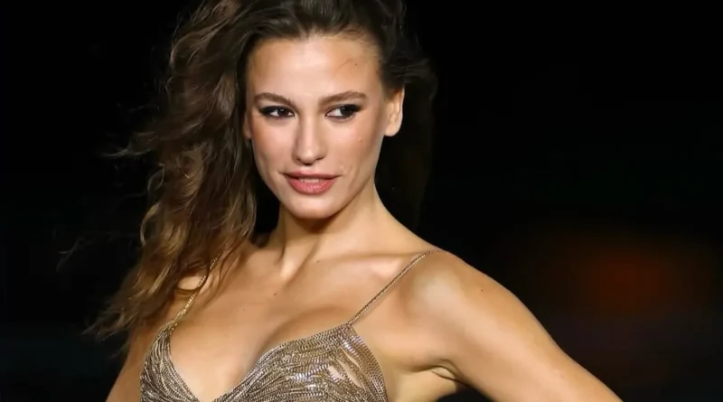 مشية سيريناي ساريكايا العفوية في باريس تشعل مواقع التواصل (فيديو)