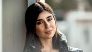 بصورة وخاتم فقط.. زينة مكّي تفاجئ الجمهور بخطوبتها: “أجمل نعم”