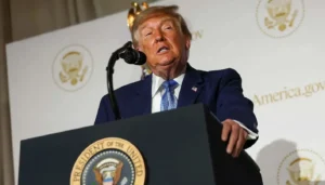 أداة ترامب للذكاء الاصطناعي تناقضه… ماذا قالت America.gov عن الرسوم والأسعار والانتخابات؟
                         , 
                      يضم الموقع روبوت محادثة يسمى “أميركا”، يجمع المعلومات من نحو 29 ألف موقع حكومي