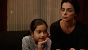 بطَلتا “امرأة” في مواجهة قضائية… أوزغه أوزبيرينتشي تتقدّم ببلاغ بعد تهديدات بالقتل