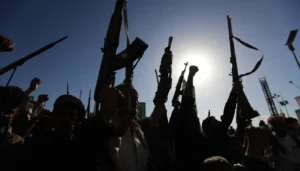 الحوثيون يتحدّون ترامب… هل يتدخّل عسكريّاً بعد هجوم مطار الرياض؟
                         , كيف تصل صواريخ الحوثيين إلى الرياض ومن أين تأتي تقنياتها؟
