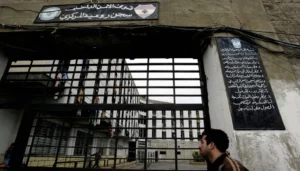 غضب تكتنفه الكآبة… سجناء لن يُنجيهم قانون العفو العام بعد قرار المجلس الدستوري