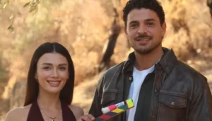 هاليت أوزغور ساري وأوزغي ياغيز بين أساطير هوميروس في “Tell Me Troy” (صور)
                         , هاليت أوزغور ساري شريك نسليهان أتاغول في “مفاجآت القدر”