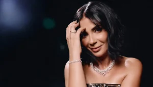 منى زكي بفستان أسود من كارولينا هيريرا في مهرجان الجونة
                         , منى زكي تتأثر خلال تكريمها في الجونة… وأحمد حلمي يدعمها