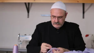 مصمم الأزياء الشيخ أدهم سري الدين لـ “النهار”: التزامي الديني غيّر أسلوبي