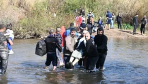 خطوط التهريب لا تزال تنشط بموازاة الإجراءات الأمنية: السوريون الداخلون إلى لبنان أكثر من الخارجين
                         , محادثات مباشرة وسريّة بين “حزب الله” ومسؤولين سوريين في تركيا… هل ستتدخّل دمشق عسكريّاً في لبنان؟